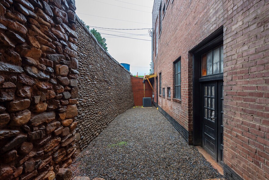More Photos Of 34 N Logan St, Marion General Retail For Lease