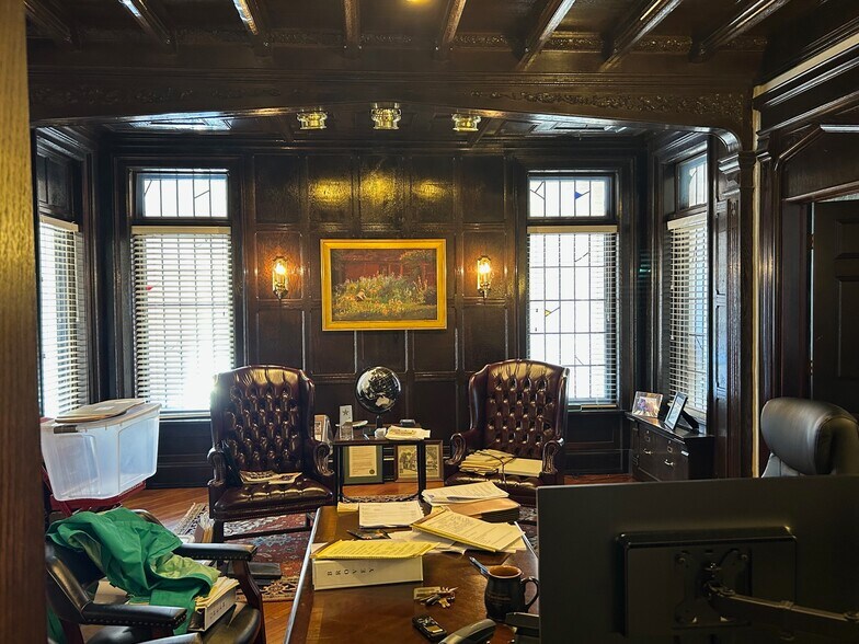 More Photos Of 520 N Walnut St, Bloomington Office For Lease