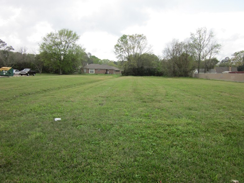 More Photos Of 311 S Burnside Ave, Gonzales Freestanding For Lease