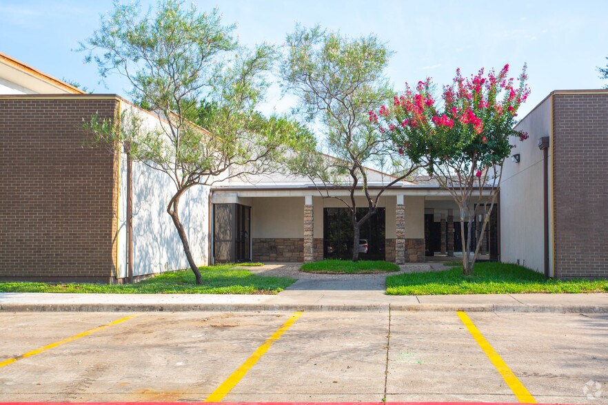 More Photos Of 2801 Osler Dr, Grand Prairie Medical For Lease