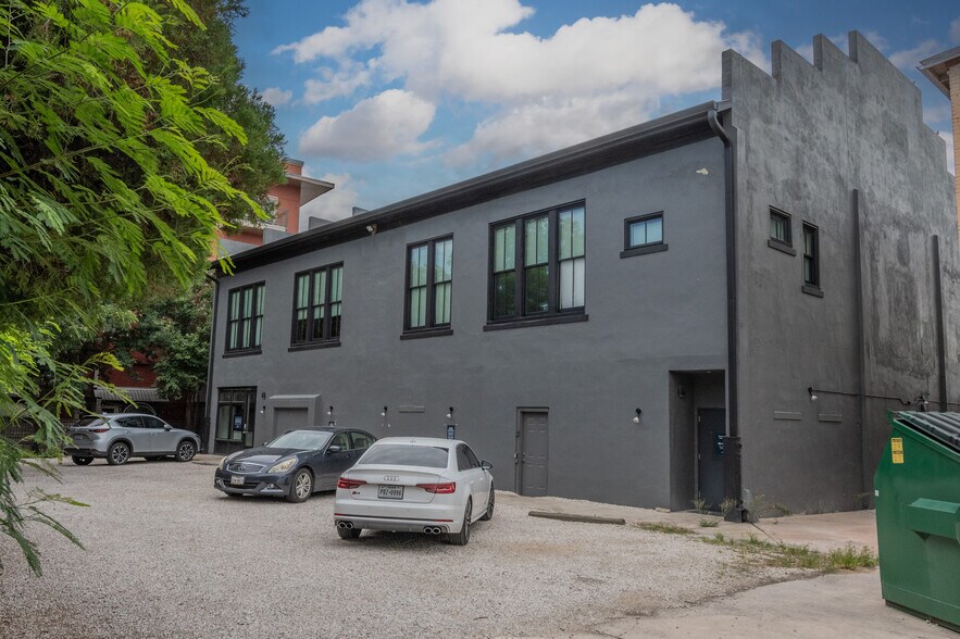 More Photos Of 1405 S Flores St, San Antonio Storefront Retail Residential For Lease