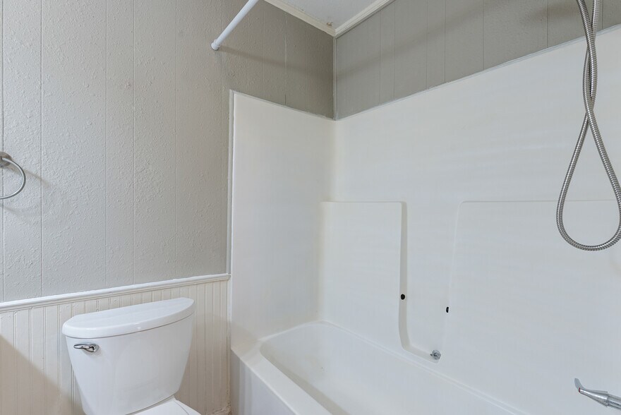 More Photos Of 16 Linder Rd, Greenbrier Apartments For Sale