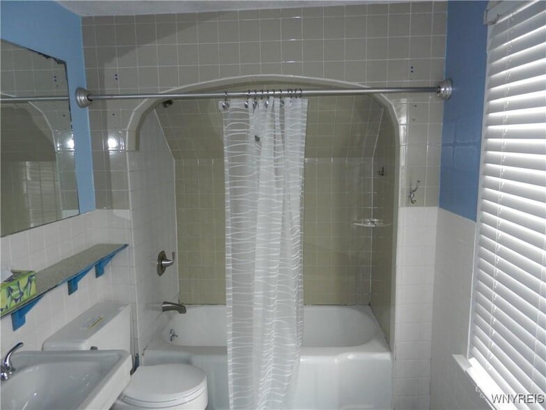 More Photos Of 4904 Lake Shore Rd, Hamburg Office Residential For Sale