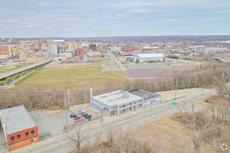 More Photos Of 134 E Woodland Ave, Youngstown Distribution For Sale