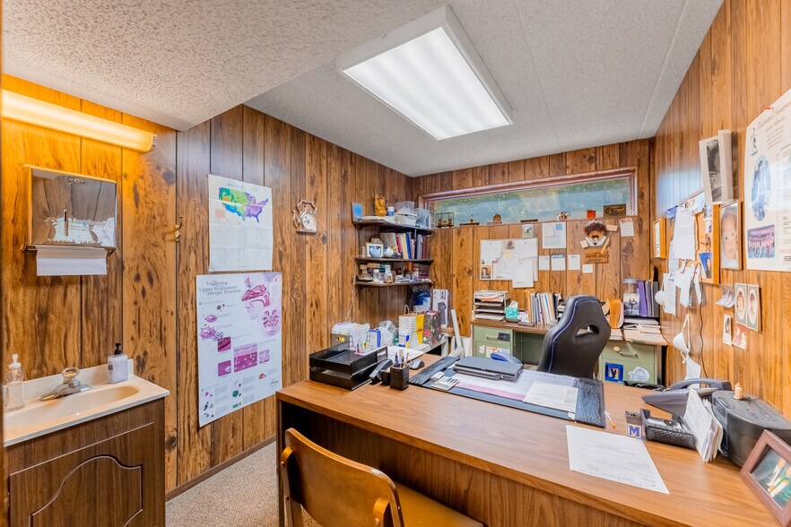 More Photos Of 5601 Victoria Dr, Oak Forest Office For Sale