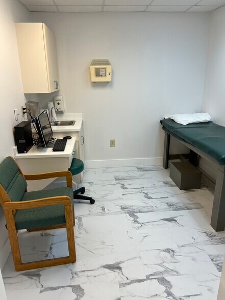 More Photos Of 14 Oak Forest Rd, Bluffton Medical For Sale