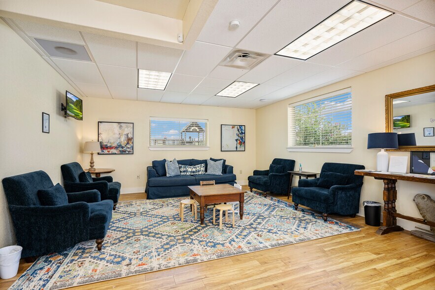 More Photos Of 140 Paloma Dr, Floresville Office For Sale