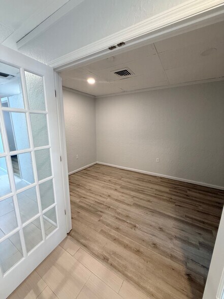 More Photos Of 325 W Venice Ave, Venice Storefront Retail Office For Lease