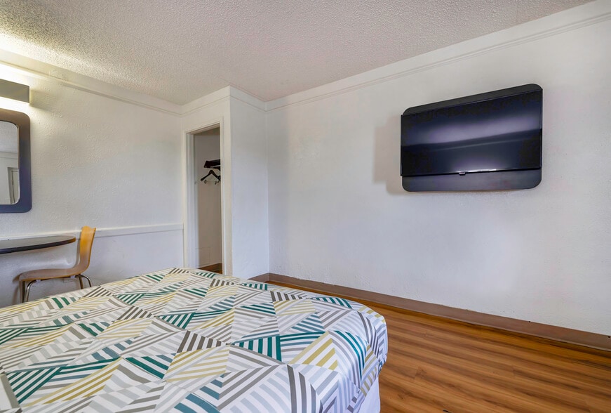 More Photos Of 220 I-10, Beaumont Hotel For Sale