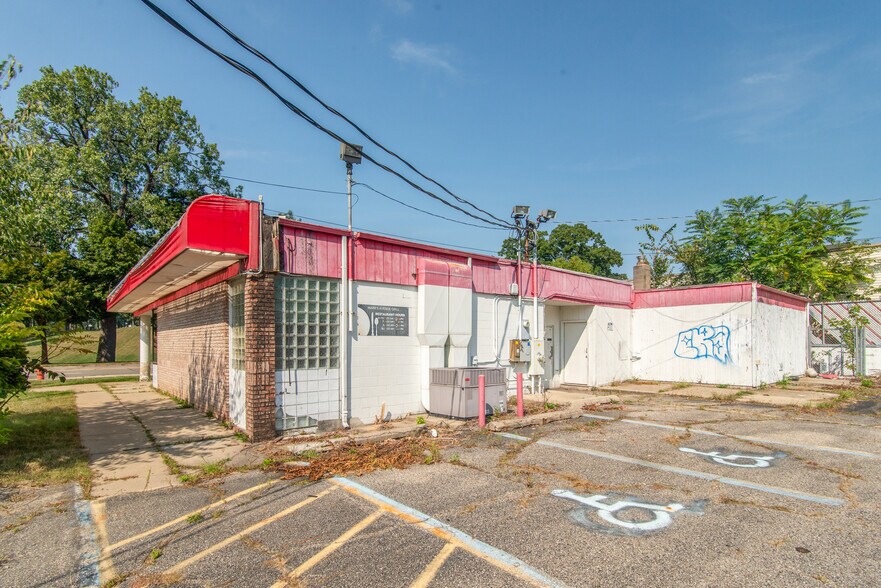 More Photos Of 1319 E Michigan Ave, Jackson Restaurant For Sale