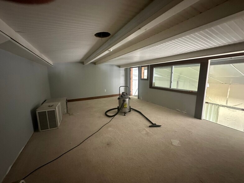 More Photos Of 10 Hangar Rd, Vineyard Haven Warehouse For Lease