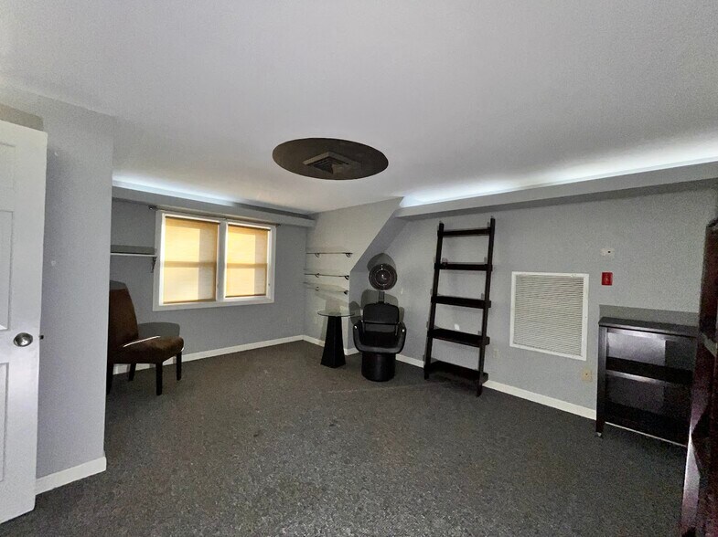 More Photos Of 110 Ponemah Rd, Amherst Freestanding For Sale