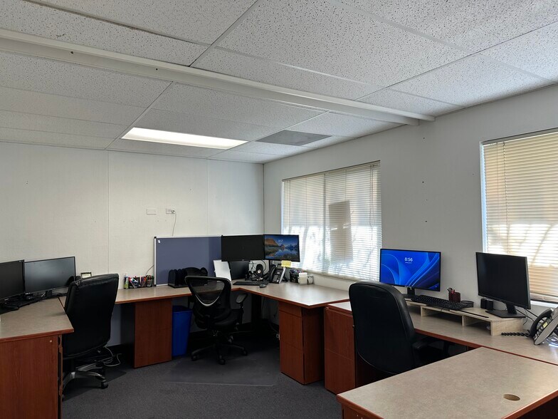 More Photos Of 2326 SW Glacier Pl, Redmond Office For Lease