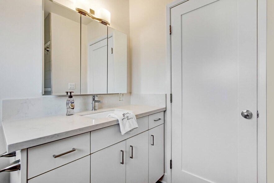 More Photos Of 700 S 6th St, Burbank Apartments For Sale