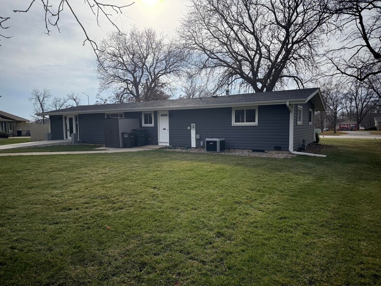 More Photos Of 870 Summit Ave, Oconomowoc Office For Sale