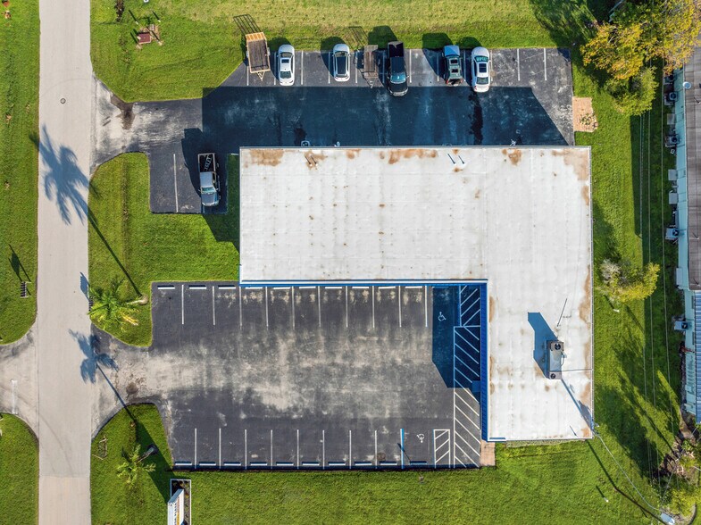 More Photos Of 15630 Mcgregor Blvd, Fort Myers Freestanding For Sale