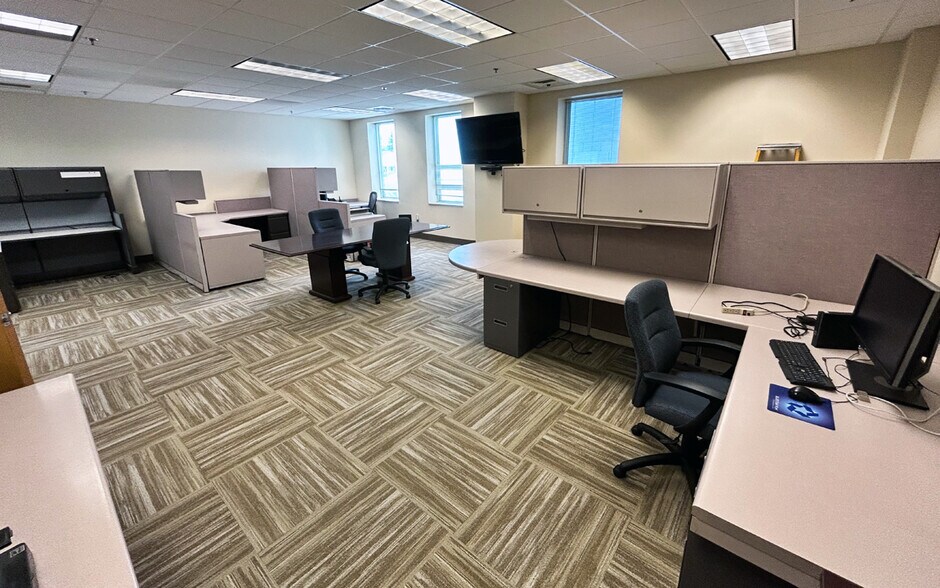 More Photos Of 453 Lincoln St, Carlisle Flex For Lease