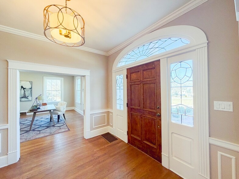 More Photos Of 621 E College St, Pulaski Hotel For Sale