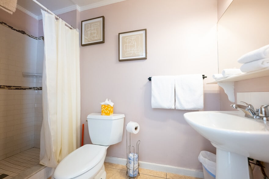 More Photos Of 412 Frances St, Key West Hotel For Sale