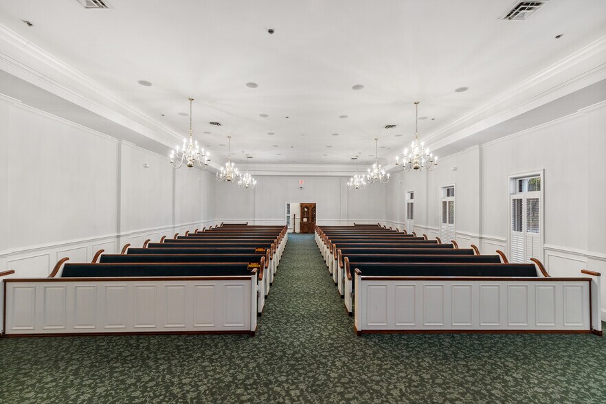 More Photos Of 300 N Tennessee Ave, Etowah Funeral Home For Sale