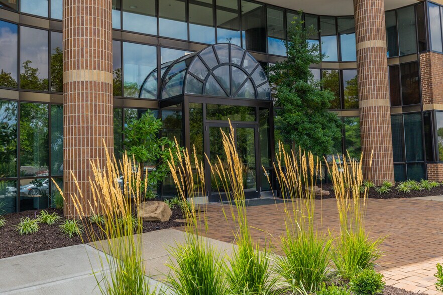 More Photos Of 5000 W 95th St, Prairie Village Office For Lease