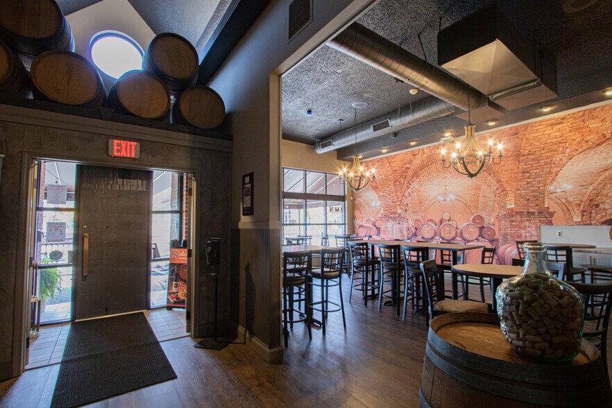 More Photos Of 104 Macomb Pl, Mount Clemens Restaurant For Sale