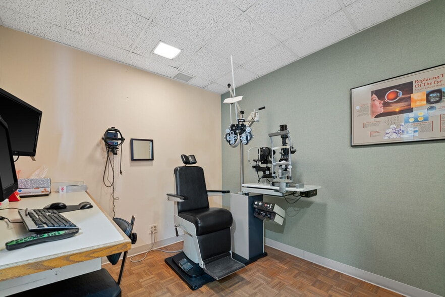 More Photos Of 111 N Wabash Ave, Chicago Office For Sale