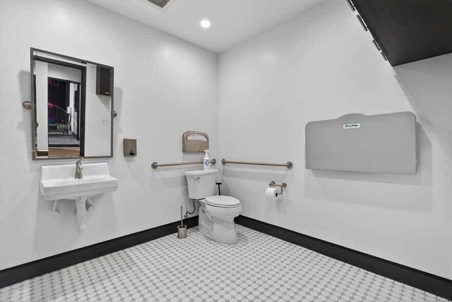 More Photos Of 703 S Main St, Burbank Showroom For Sale