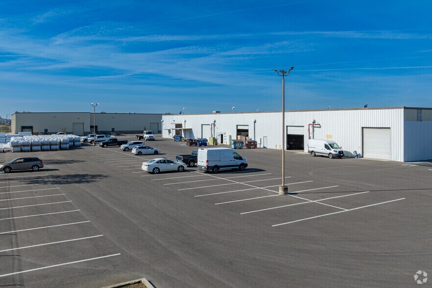More Photos Of 7401-7427 W Sunnyview Ave, Visalia Warehouse For Lease
