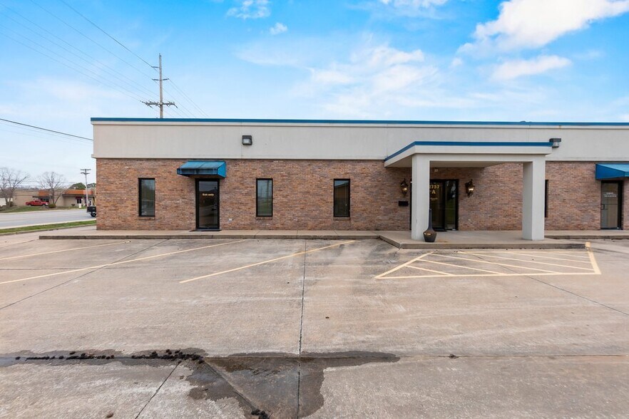 More Photos Of 2737 E Jackson Blvd, Jackson Medical For Lease
