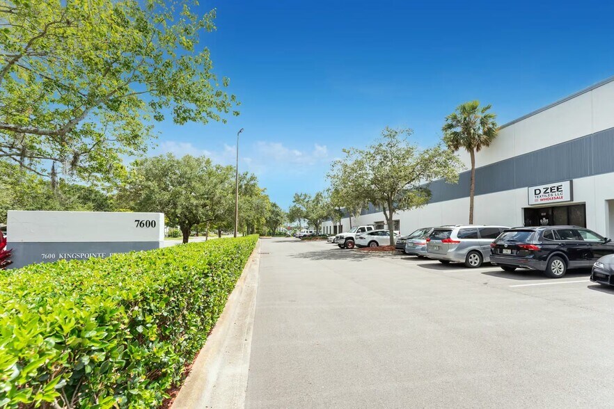 More Photos Of 7600 Kingspointe Pky, Orlando Unknown For Lease