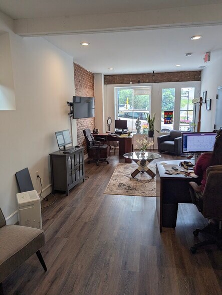 More Photos Of 123 W Main St, Middletown Storefront Retail Office For Lease