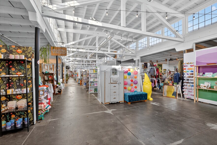 More Photos Of 51 N Main St, Manheim General Retail For Sale