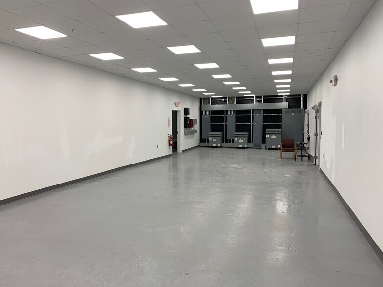 More Photos Of 586 Lewiston Junction Rd, Auburn Distribution For Lease