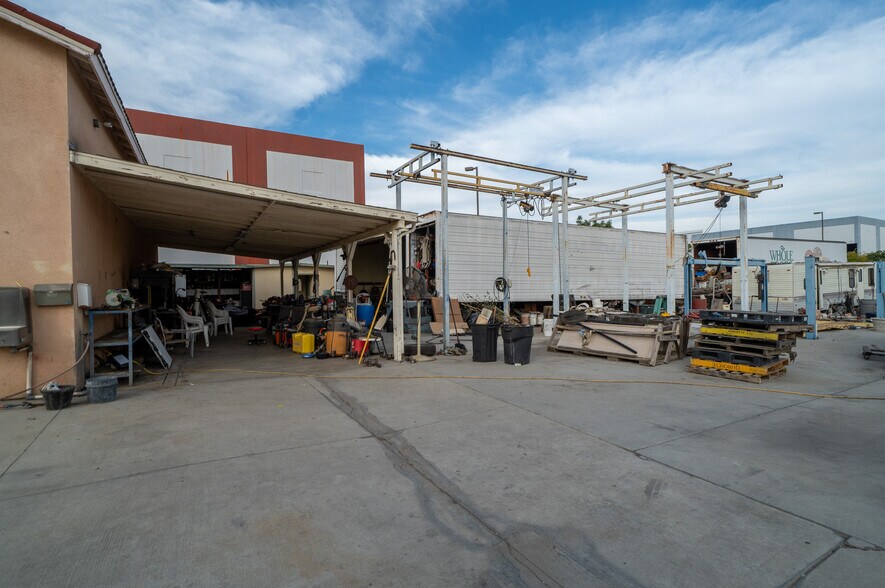 More Photos Of 2023 S Bon View Ave, Ontario Contractor Storage Yard For Sale