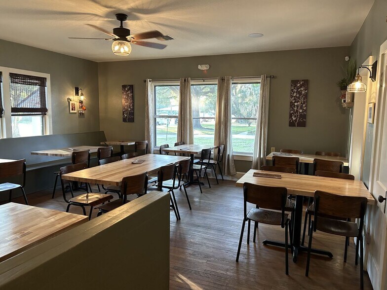 More Photos Of 117 S College Rd, Lafayette Restaurant For Lease