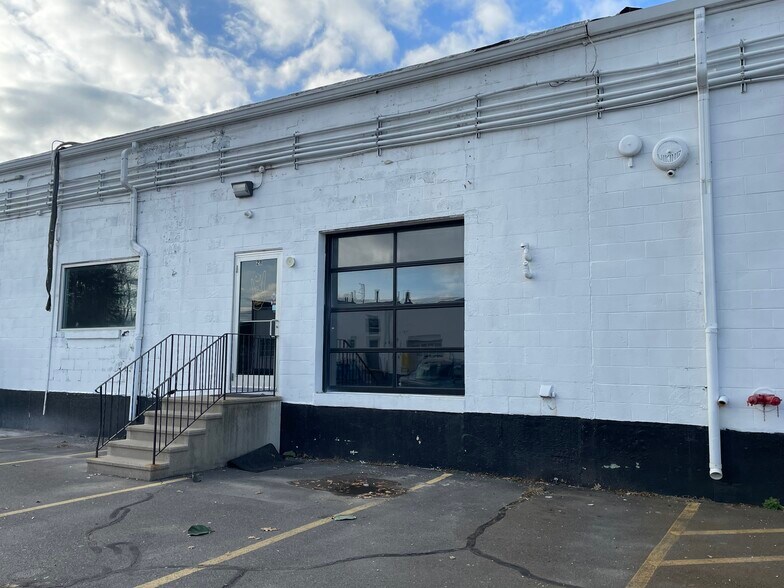 More Photos Of 635 New Park Ave, West Hartford Warehouse For Lease