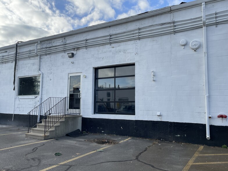 More Photos Of 635 New Park Ave, West Hartford Warehouse For Lease