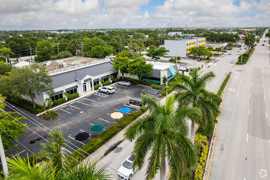 More Photos Of 680 Tamiami Trl N, Naples Freestanding For Lease