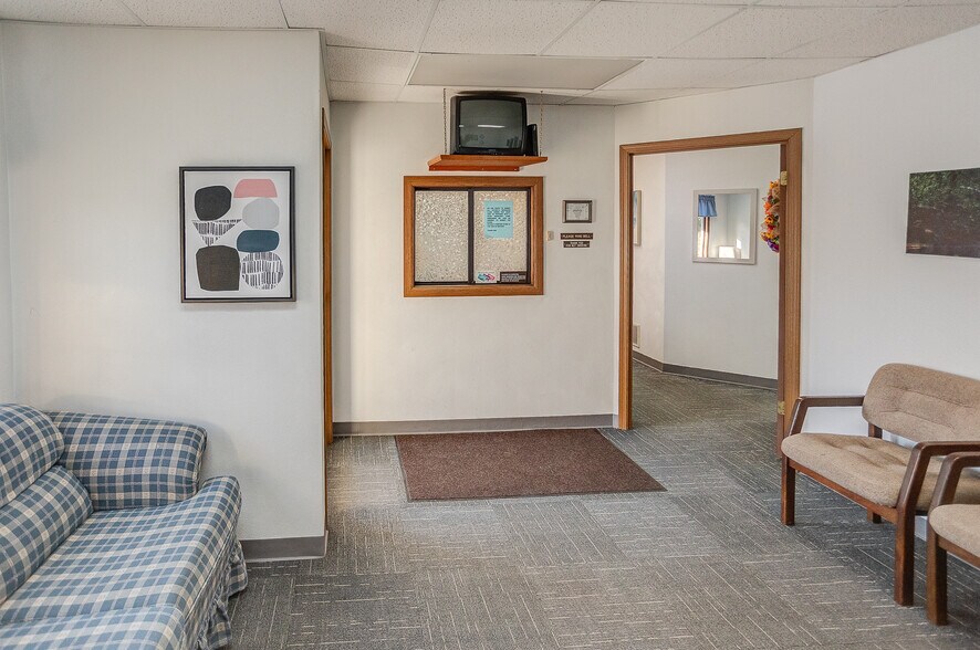More Photos Of 607 E Lyons St, Marissa Medical For Sale