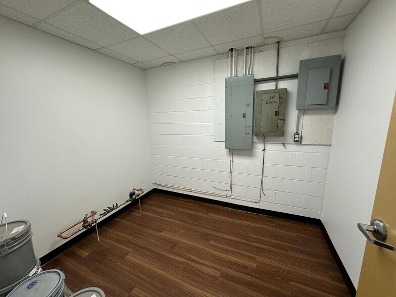 More Photos Of 9361 Seward Rd, Fairfield Warehouse For Lease