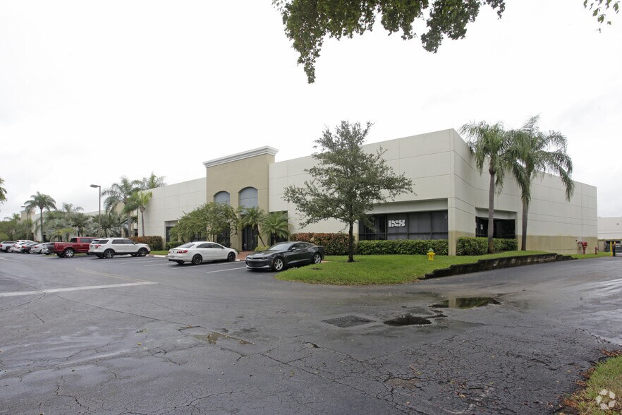 More Photos Of 700-710 S Military Trl, Deerfield Beach Warehouse For Lease
