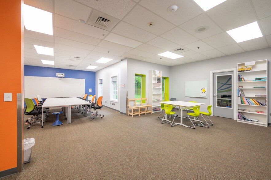 More Photos Of 16-18 Trowbridge Dr, Bethel Light Manufacturing For Sale