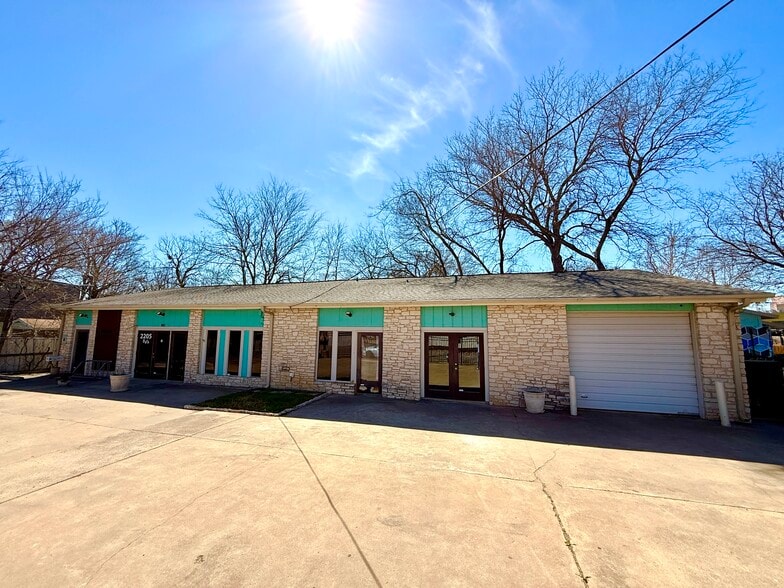 More Photos Of 2205 E 5th St, Austin Office For Lease