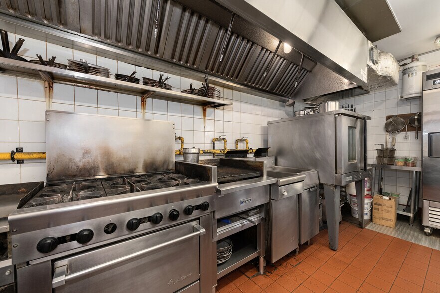 More Photos Of 268 Preston St, Ottawa Storefront For Sale