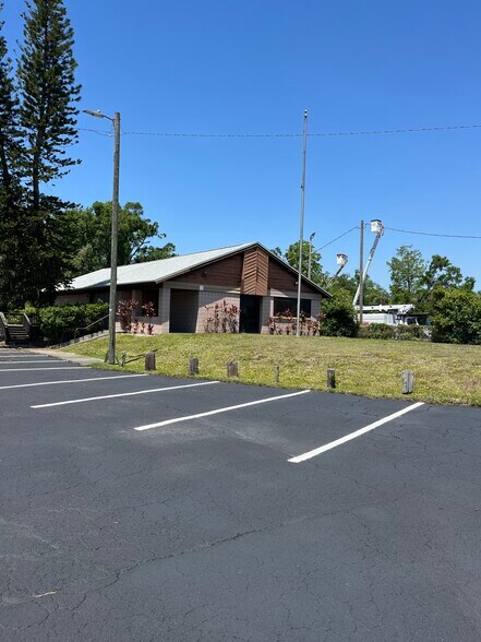 More Photos Of 8406 N US Highway 301, Tampa Showroom For Lease