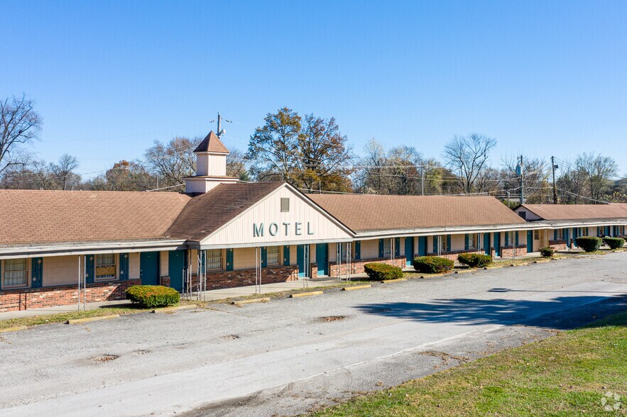 More Photos Of 1560 E 10th St, Jeffersonville Hotel For Sale