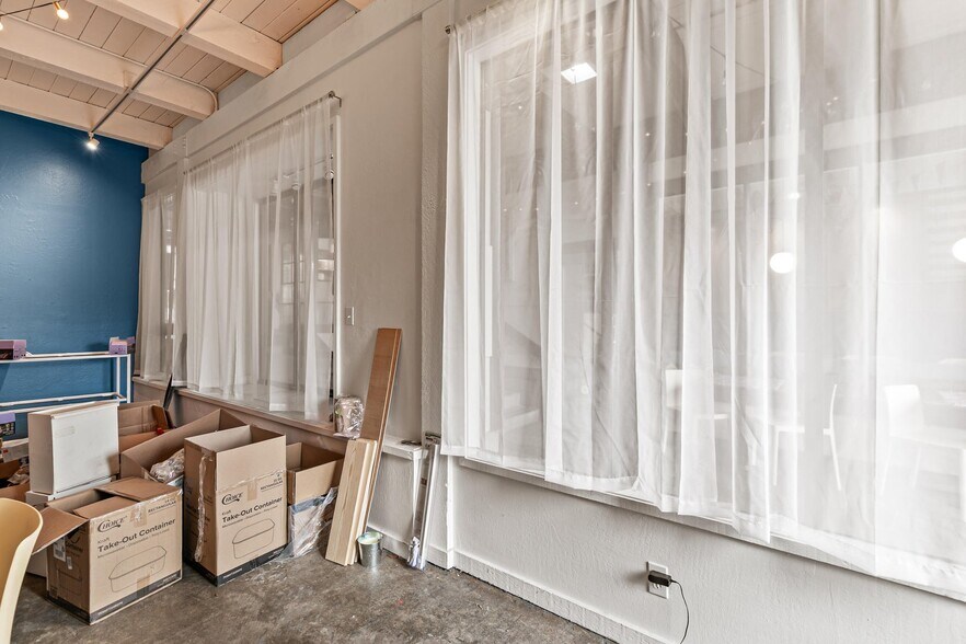 More Photos Of 116 Lithia Way, Ashland General Retail For Sale