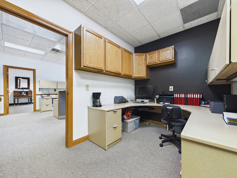 More Photos Of 5 Executive Woods Ct, Swansea Medical For Sale