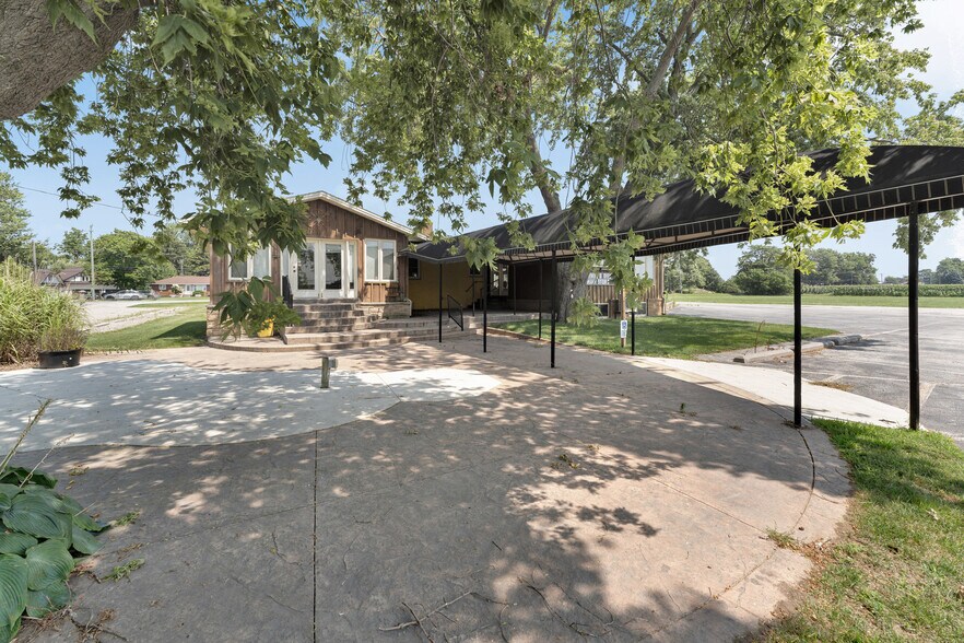 More Photos Of 585 Seacliff Dr, Kingsville Freestanding For Sale